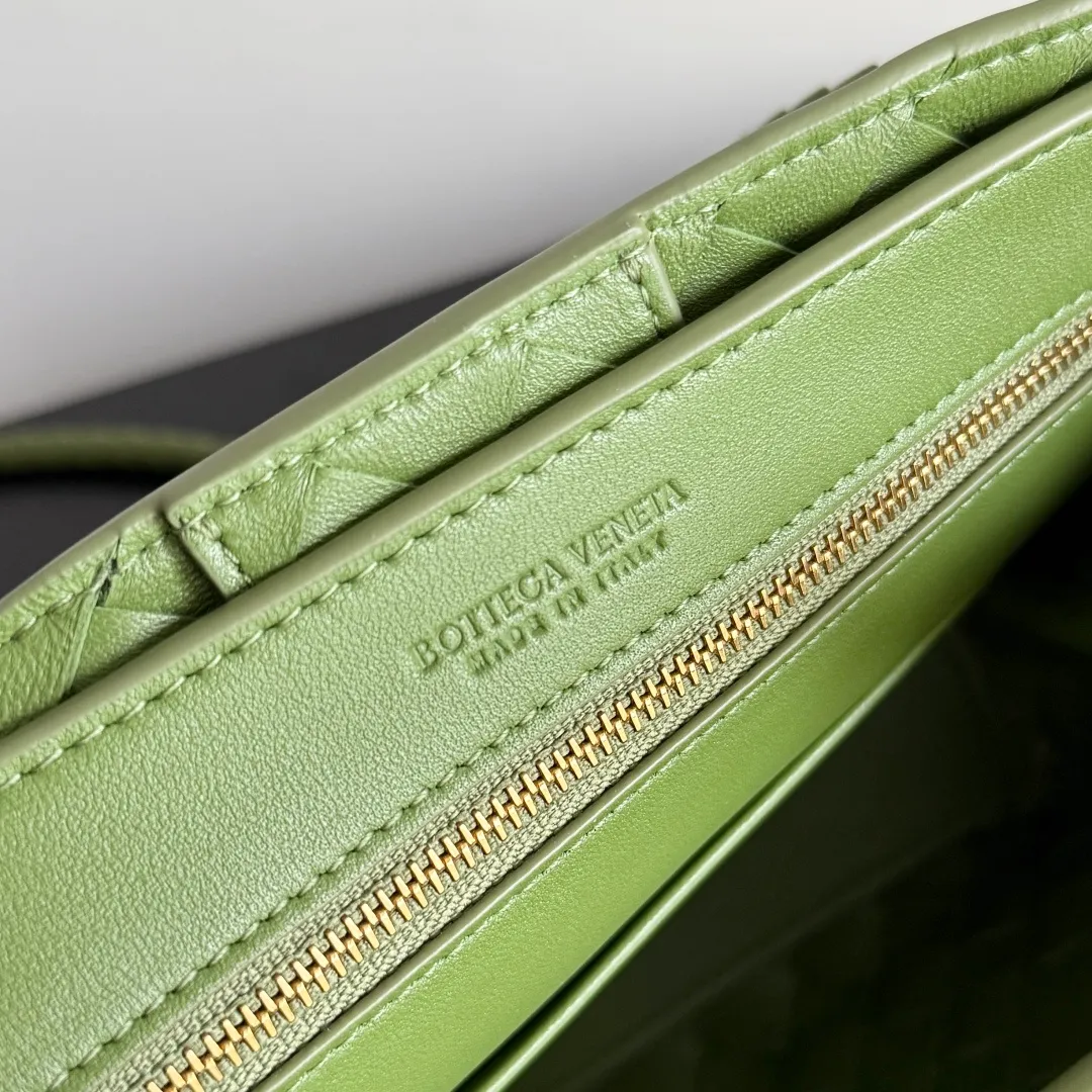 The 2023 new Andiamo batch of 1860 BV has been shipped‼ ️Really popular🔥The new Andiamo woven handbag launched by Bottega Veneta this season is really popular all over the world! ! Celebrities at home and abroad have worn it, and Oscar-winning actress Michelle Yeoh has taken it out on the street. Song Jia, Trai Yara, Yu Feihong, Sanji Ayaka, Rosie Hunting-Whiteley, Yoshioka Riho, etc. have all picked up this bag. It is classic and versatile, showing off its temperament, and the bag capacity is also large, which is very convenient for daily commuting! ! A variety of carrying methods, the shoulder straps can be adjusted by yourself, the original lambskin feels soft and delicate, and the unisex style breaks gender boundaries and brings a more practical and longer-lasting use experience. Andiamo, which has both elegant and casual styles, perfectly interprets the true appearance of "fashionable old money style". Style number: 743568 Size: 25*22*10.5cm